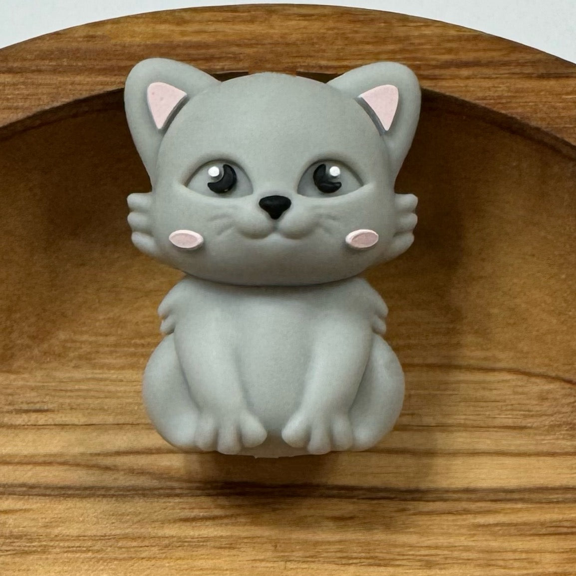 3-D Gray Cat Focal